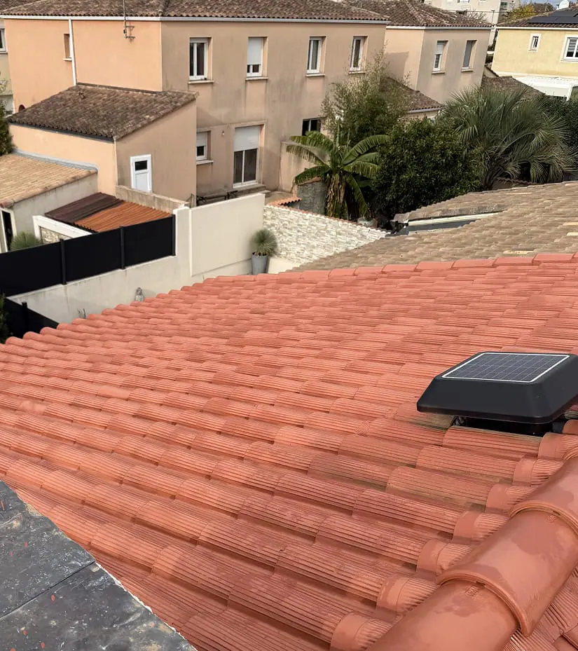 Toiture en tuiles rénovée après traitement hydrofuge